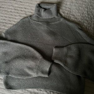 H&M turtle neck cropped sweater